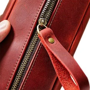 Petite trousse de maquillage en cuir zip du modele rouge bordeaux